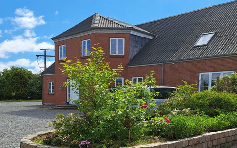 Ilsabe - 25Km from the Sea: Decke, Flooring, Interior Design, Fussboden, Verbundwerkstoff, Möbel, Resort, Hotel, Design, Daylighting