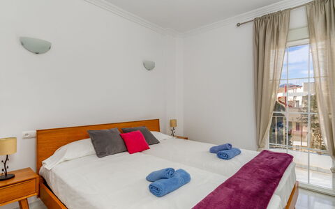 Las Brisas Estepona Golf: Möbel, Eigentum, Gebäude, Azurblau, Komfort, Tabelle, Fenster, Textil, Tür