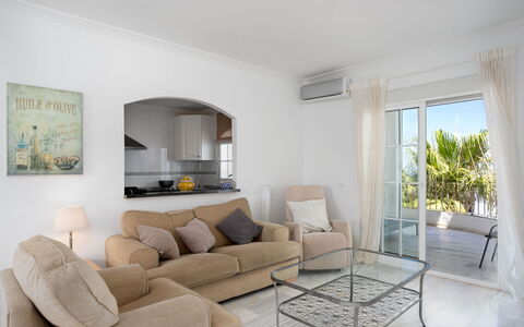 Las Brisas Estepona Golf: Möbel, Interior Design, Flooring, Couch, Fussboden, Zuhause, Decke, Wohnzimmer, Wohnung, Tabelle