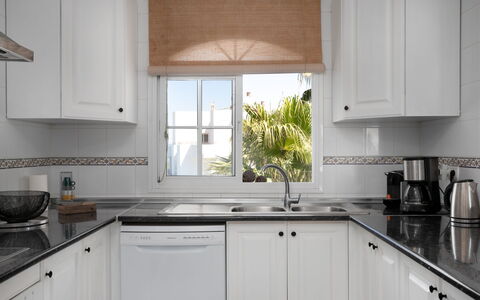 Las Brisas Estepona Golf: Küche, Countertop, Interior Design, Küchengerät, Cabinetry, Spüle, Sinken, Flooring, Armatur, Zuhause