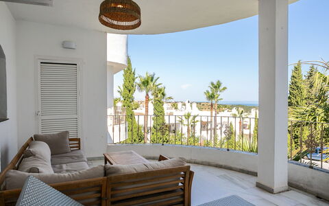 Las Brisas Estepona Golf: Wohnung, Balkon, Stuhl, Küche & Esszimmer Tisch, Gartenmöbel, Zimmerpflanze, Hotel, Baluster