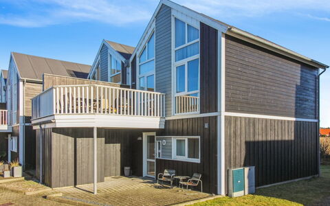 Truls - 700M from the Sea: Die Architektur, Zuhause, Abstellgleis, Wohngebiet, Dach, Estate, Hütte, Design, Veranda, Villa