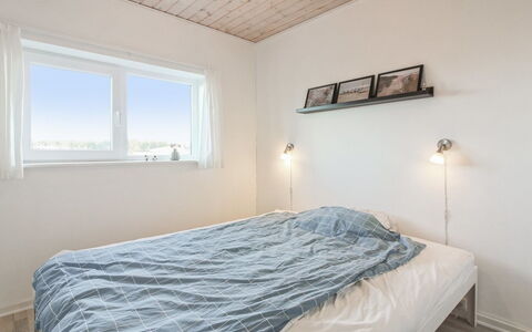 Truls - 700M from the Sea: Holz, Schlafzimmer, Decke, Bett, Interior Design, Fussboden, Bedding, Bettdecke, Flooring, Zuhause