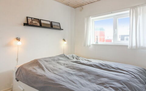 Truls - 700M from the Sea: Wand, Schlafzimmer, Bett, Holz, Interior Design, Decke, Bettdecke, Bedding, Fussboden, Möbel