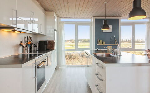 Truls - 700M from the Sea: Holz, Küche, Zuhause, Countertop, Wohnung, Holzboden, Hartholz, Cabinetry, Holzbeize, Planke