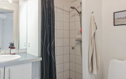 Truls - 700M from the Sea: Wand, Armatur, Interior Design, Flooring, Fussboden, Badezimmer, Installation, Sinken, Zapfhahn, Zimmer