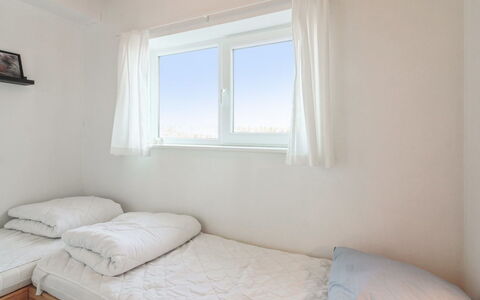 Truls - 700M from the Sea: Bett, Schlafzimmer, Wand, Holz, Fussboden, Bettdecke, Bedding, Interior Design, Flooring, Linens