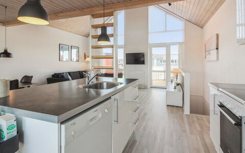 Truls - 700M from the Sea: Küche, Countertop, Holz, Flooring, Decke, Interior Design, Fussboden, Möbel, Cabinetry, Holzboden