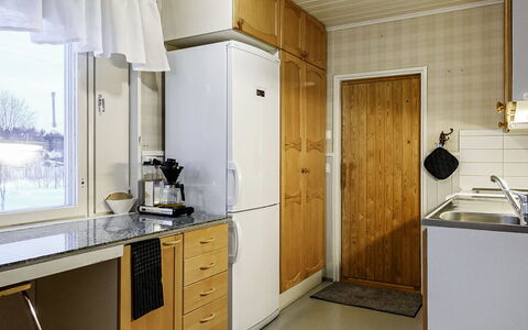 Saajola: Küche, Küchengerät, Major Appliance, Countertop, Holz, Spüle, Interior Design, Flooring, Cabinetry, Herd