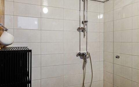 Saajola: Badezimmer, Wand, Armatur, Flooring, Duschkopf, Fussboden, Interior Design, Installation, Dusche, Fliese