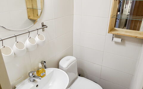 Saajola: Badezimmer, Armatur, Toilleten Sitz, Toilette, Sinken, Interior Design, Flooring, Zapfhahn, Bad Sink, Installation