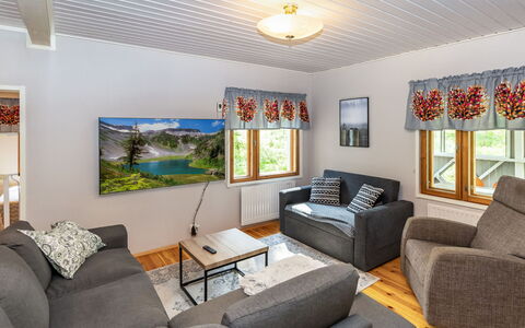Mokko-Mökki: Möbel, Interior Design, Flooring, Holz, Couch, Fussboden, Decke, Zimmer, Wohnzimmer, Zuhause