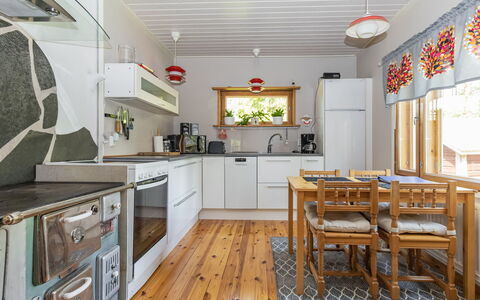 Mokko-Mökki: Küche, Möbel, Interior Design, Küchengerät, Flooring, Countertop, Major Appliance, Holz, Decke, Fussboden