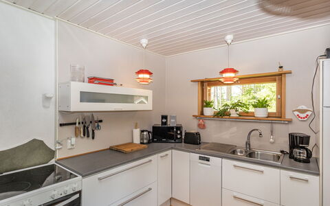 Mokko-Mökki: Küche, Küchengerät, Countertop, Interior Design, Major Appliance, Holz, Decke, Flooring, Cabinetry, Light Fixture