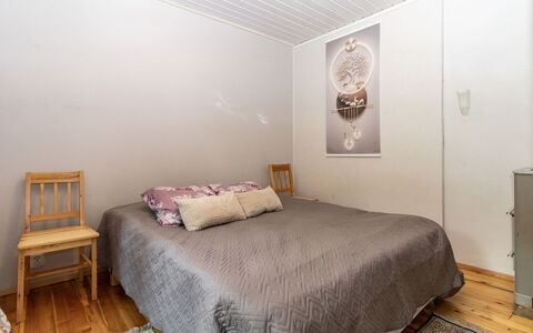 Mokko-Mökki: Schlafzimmer, Fussboden, Flooring, Bett, Holz, Interior Design, Bettdecke, Decke, Bedding, Möbel