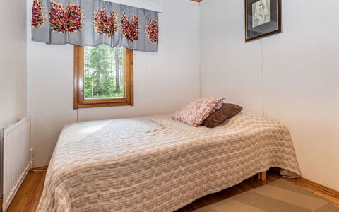 Mokko-Mökki: Bett, Schlafzimmer, Interior Design, Holz, Fussboden, Flooring, Bettdecke, Bedding, Möbel, Textil