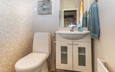 Mokko-Mökki: Toilleten Sitz, Badezimmer, Bad Sink, Toilette, Armatur, Sinken, Flooring, Fussboden, Interior Design, Zapfhahn