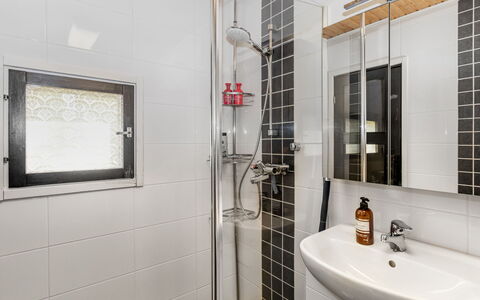 Mokko-Mökki: Armatur, Badezimmer, Wand, Interior Design, Flooring, Fussboden, Sinken, Toilette, Decke, Installation