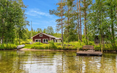 Villa Kuorinka: Bett, Möbel, Schlafzimmer, Interior Design, Bedding, Bettdecke, Flooring, Holz, Fussboden, Zimmer