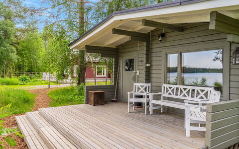 Villa Kuorinka: Bett, Möbel, Schlafzimmer, Interior Design, Bedding, Bettdecke, Flooring, Holz, Fussboden, Zimmer