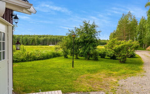 Villa Kuorinka: Bett, Möbel, Schlafzimmer, Interior Design, Bedding, Bettdecke, Flooring, Holz, Fussboden, Zimmer