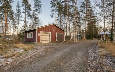 Villa Kuorinka: Bett, Möbel, Schlafzimmer, Interior Design, Bedding, Bettdecke, Flooring, Holz, Fussboden, Zimmer