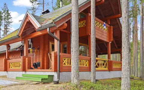 Villa Käpytikka: Bett, Möbel, Schlafzimmer, Interior Design, Bedding, Bettdecke, Flooring, Holz, Fussboden, Zimmer