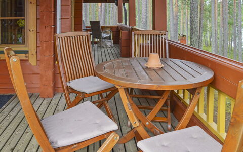 Villa Käpytikka: Bett, Möbel, Schlafzimmer, Interior Design, Bedding, Bettdecke, Flooring, Holz, Fussboden, Zimmer