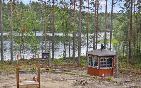 Villa Käpytikka: Bett, Möbel, Schlafzimmer, Interior Design, Bedding, Bettdecke, Flooring, Holz, Fussboden, Zimmer