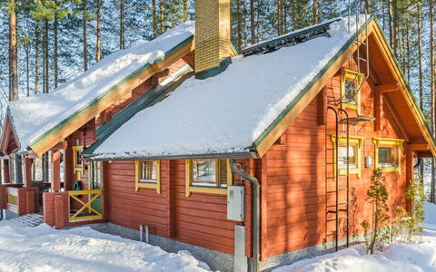 Villa Käpytikka: Bett, Möbel, Schlafzimmer, Interior Design, Bedding, Bettdecke, Flooring, Holz, Fussboden, Zimmer
