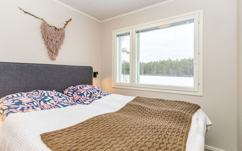 Lumpeenranta: Holz, Schlafzimmer, Bett, Fussboden, Bedding, Bettrahmen, Bettdecke, Linens, Kissen, Hartholz