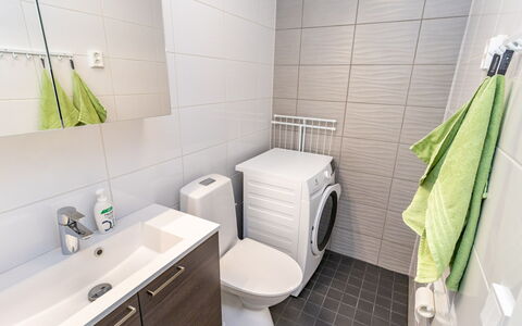 Lumpeenranta: Flooring, Armatur, Fussboden, Toilleten Sitz, Interior Design, Toilette, Badezimmerschrank, Sinken, Waschmaschine, Badezimmer
