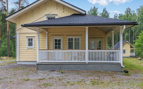 Kuusikko: Holz, Veranda, Haus, Abstellgleis, Dach, Zuhause, Hütte, Schiebefenster, Deck, Säule