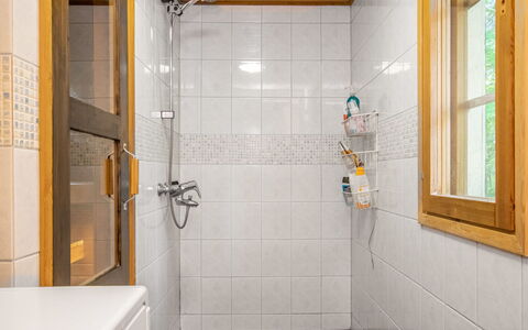 Utras: Möbel, Interior Design, Flooring, Fussboden, Tabelle, Decke, Küche & Esszimmer Tisch, Beleuchtung, Stuhl, Zuhause
