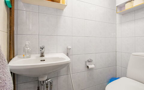 Utras: Möbel, Interior Design, Flooring, Fussboden, Tabelle, Decke, Küche & Esszimmer Tisch, Beleuchtung, Stuhl, Zuhause