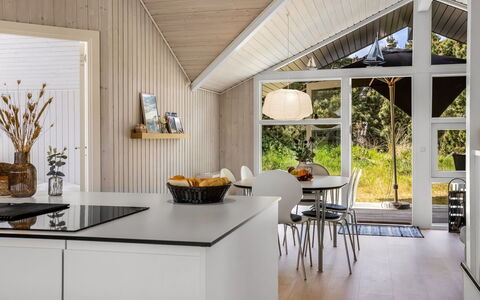 Ubbe - 800M from the Sea: Holz, Interior Design, Flooring, Decke, Möbel, Küche, Light Fixture, Countertop, Fussboden, Küche & Esszimmer Tisch