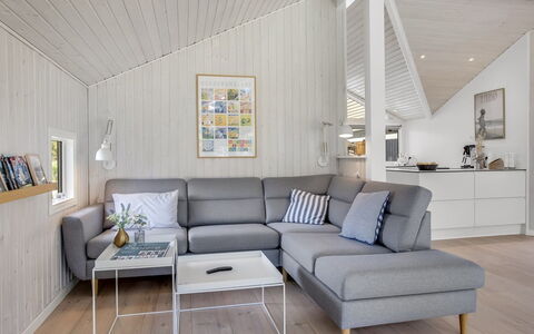 Ubbe - 800M from the Sea: Flooring, Wohnzimmer, Holzboden, Hartholz, Couch, Holzbeize, Planke, Laminatboden