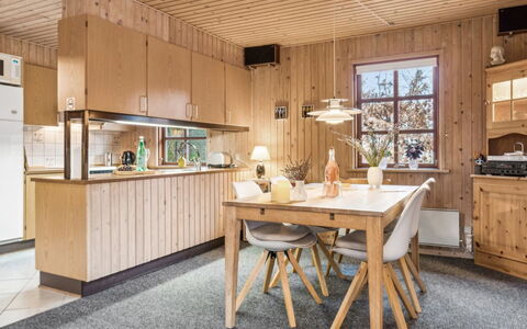 Niyazi - 770M from the Sea: Holz, Interior Design, Küche, Decke, Möbel, Zuhause, Light Fixture, Zimmer, Küche & Esszimmer Tisch, Hartholz