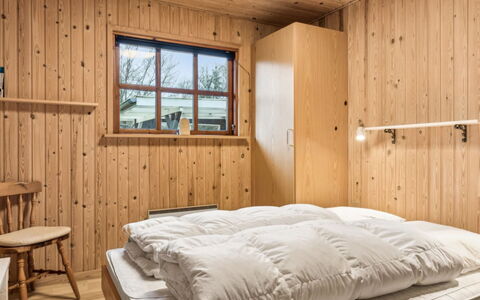 Niyazi - 770M from the Sea: Holz, Schlafzimmer, Bett, Interior Design, Flooring, Fussboden, Möbel, Decke, Zimmer, Bettdecke