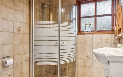 Niyazi - 770M from the Sea: Flooring, Interior Design, Armatur, Fussboden, Badezimmer, Installation, Zimmer, Decke, Fliese, Dusche