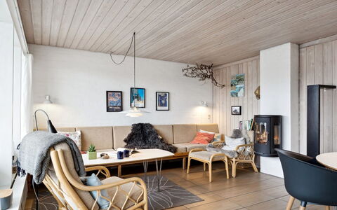 Eljene - 700M from the Sea: Möbel, Interior Design, Flooring, Holz, Fussboden, Beleuchtung, Holzboden, Wohnzimmer, Decke, Zuhause