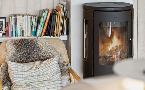 Eljene - 700M from the Sea: Holzofen, Holzboden, Design, Feuerstelle, Hartholz, Wohnzimmer, Kamin