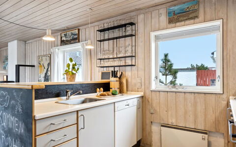 Eljene - 700M from the Sea: Holz, Küche, Interior Design, Countertop, Möbel, Küchengerät, Cabinetry, Major Appliance, Holzbeize, Decke