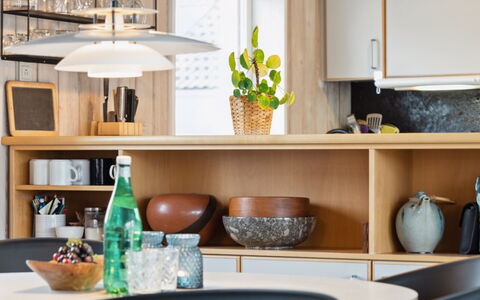 Eljene - 700M from the Sea: Möbel, Interior Design, Geschirr, Flooring, Holz, Countertop, Light Fixture, Tabelle, Küche & Esszimmer Tisch, Küche