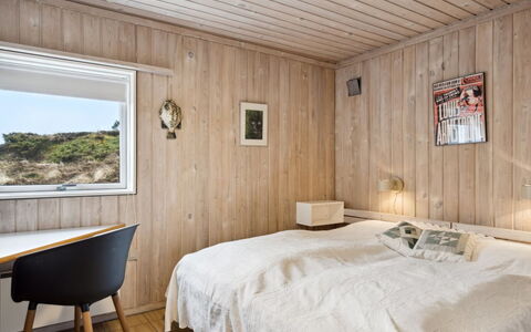 Eljene - 700M from the Sea: Schlafzimmer, Bett, Wand, Bettdecke, Holz, Interior Design, Decke, Fussboden, Bedding, Flooring