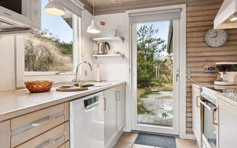 Selenia - 1Km from the Sea: Küchengerät, Major Appliance, Küche, Countertop, Holz, Flooring, Haushaltsgerät, Interior Design, Möbel, Fussboden