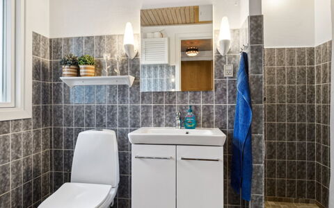 Selenia - 1Km from the Sea: Interior Design, Armatur, Flooring, Toilleten Sitz, Fussboden, Toilette, Sinken, Badezimmer, Badezimmerschrank, Fliese