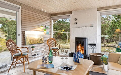 Selenia - 1Km from the Sea: Möbel, Holz, Flooring, Interior Design, Stuhl, Fussboden, Zuhause, Tabelle, Holzboden, Wohnzimmer