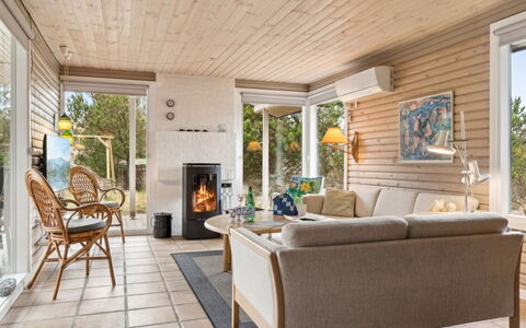 Selenia - 1Km from the Sea: Holz, Flooring, Interior Design, Möbel, Fussboden, Zuhause, Decke, Wohnzimmer, Stuhl, Tür