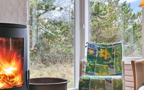 Selenia - 1Km from the Sea: Feuerstelle, Flooring, Holzofen, Fussboden, Möbel, Blumentopf, Kamin, Wohnzimmer